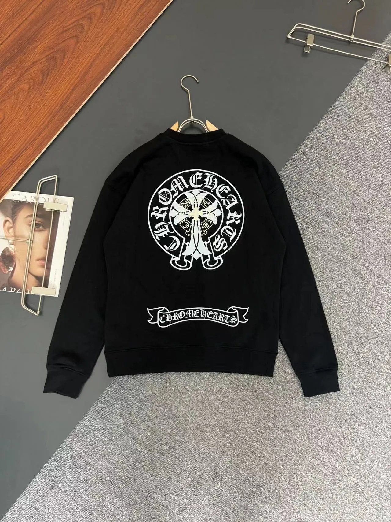 P230 Chrome Hearts*Chrome Hearts* The latest round-neck fashionable long-sleeved sweatshirt in autumn and winter, with printed logo design and 400 grams of pure cotton fabric! It is close to the skin and comfortable, durable and easy to wear. The original factory craftsmanship is meticulous. It is a must-have for casual wear. Size S M L XL XXL